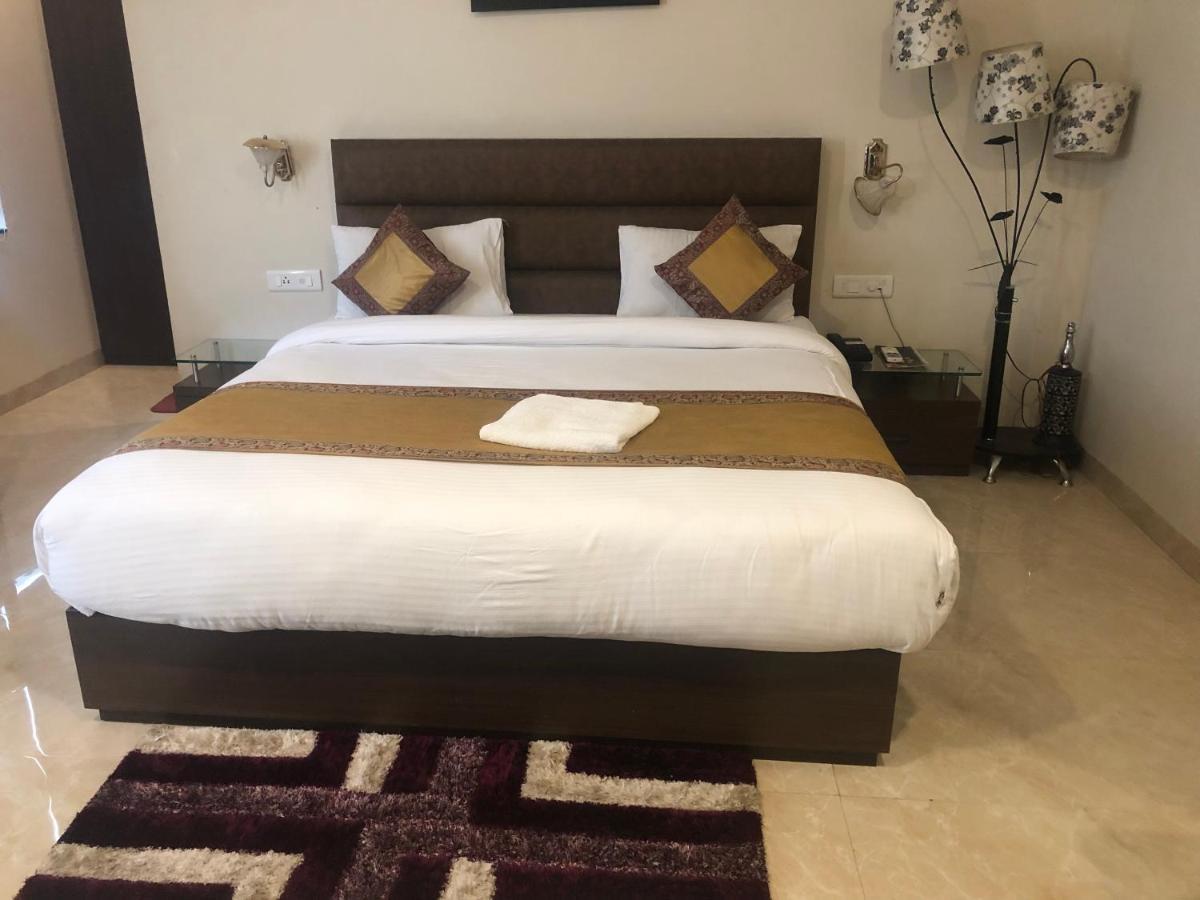 Hotel Radiance Courtyard Varanasi Exterior foto