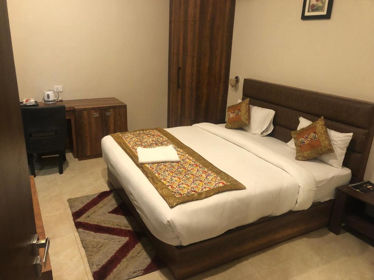 Hotel Radiance Courtyard Varanasi Exterior foto