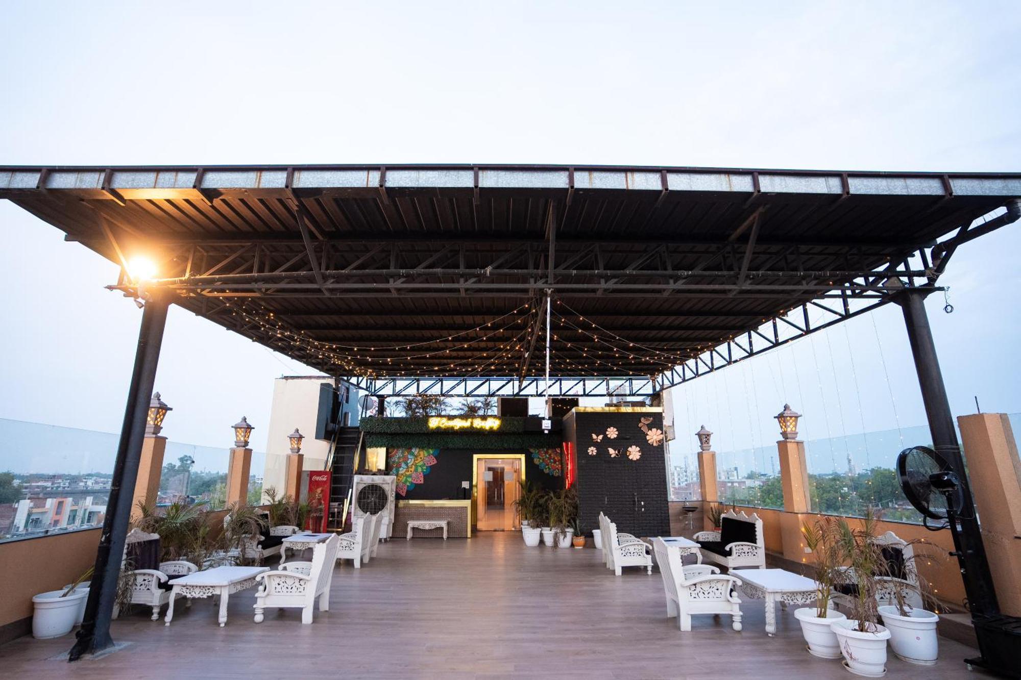 Hotel Radiance Courtyard Varanasi Exterior foto