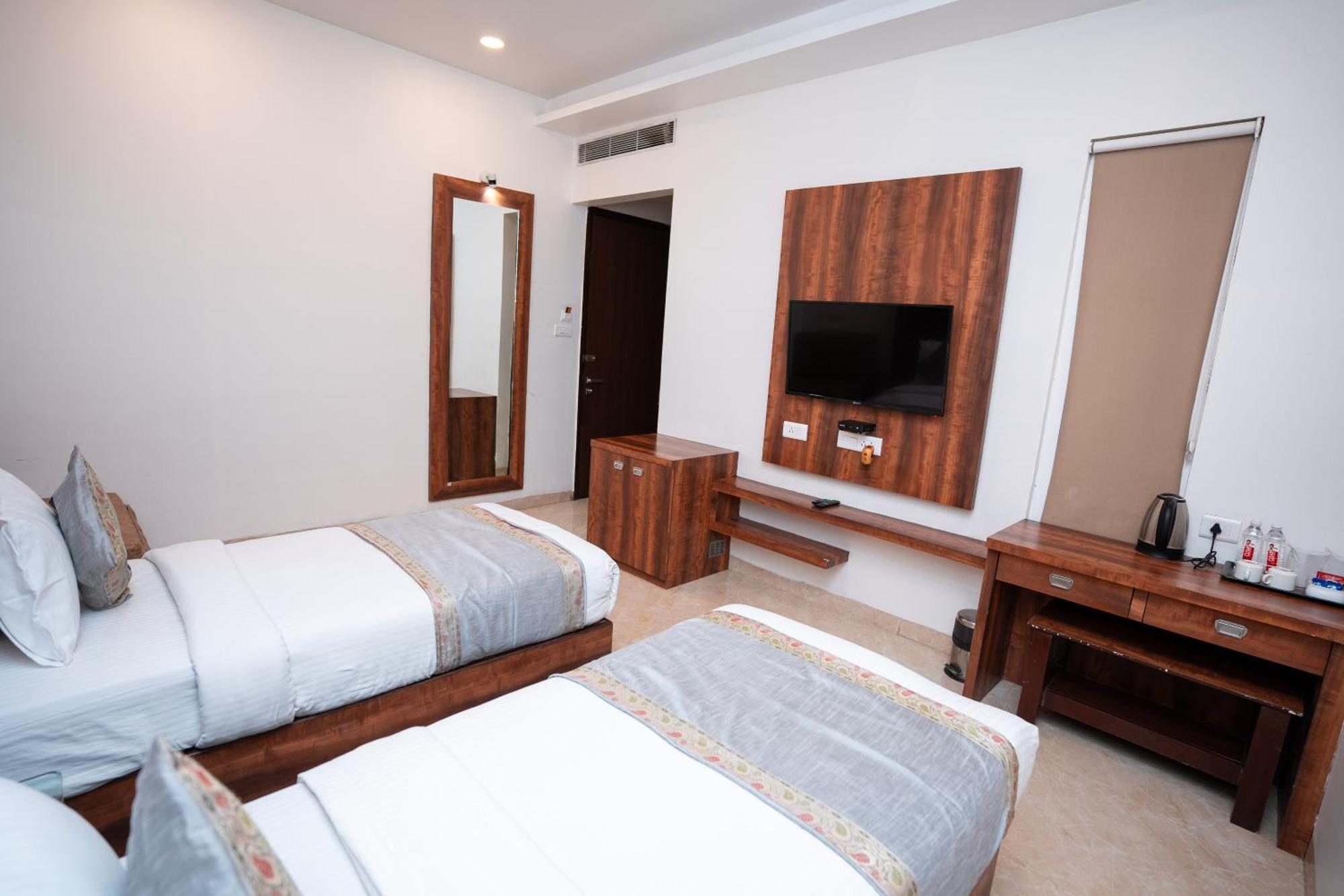 Hotel Radiance Courtyard Varanasi Exterior foto